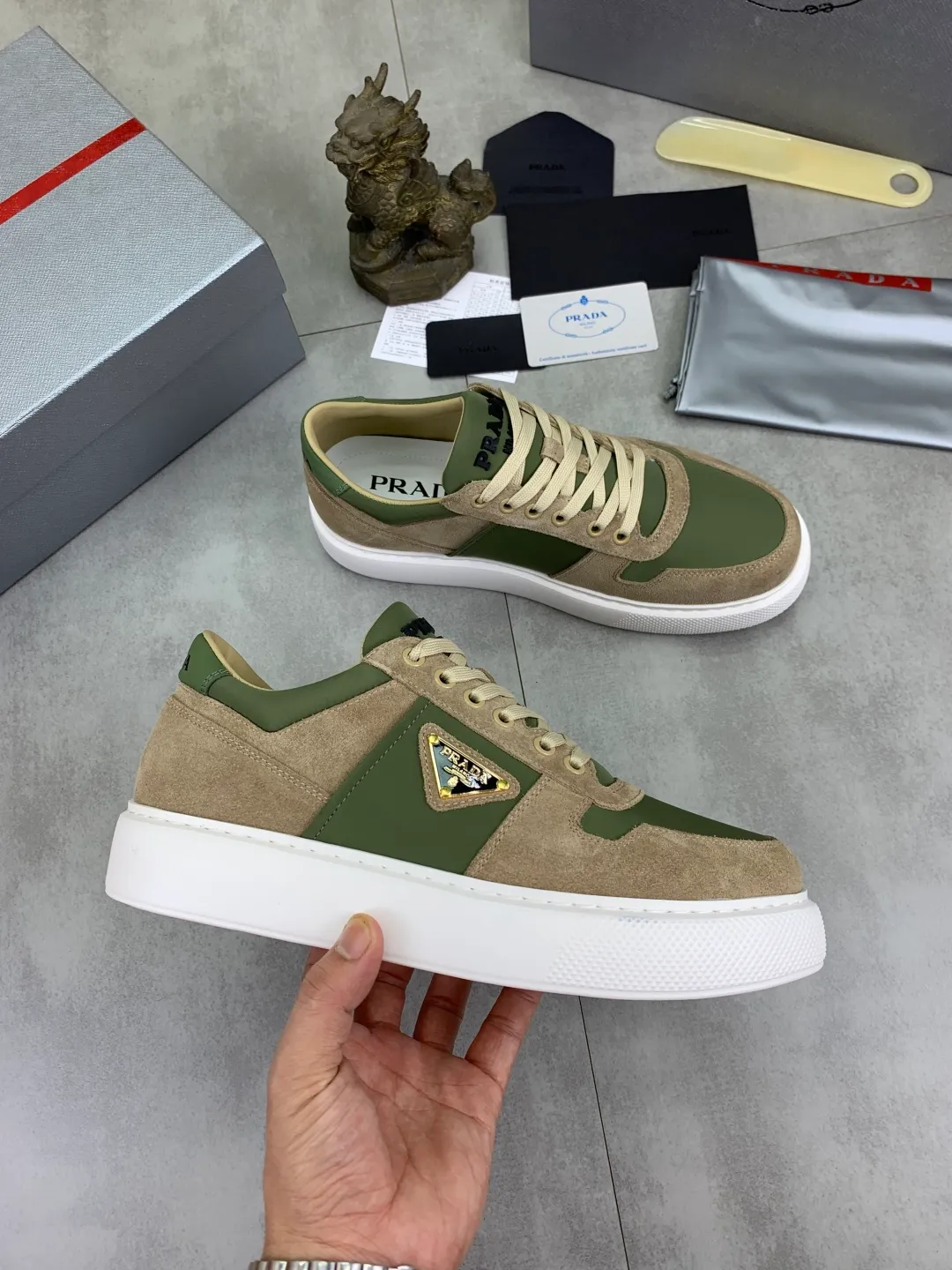 Men's shoes 💰P560💰 [New model] High version official website popular model is on the market, 🆘 Trendy brand (Prada) mainly promotes popular model, avant-garde and versatile fashionable men's shoes private version mold opening, cowhide surface splicing 1:1.. Stylish and simple, original imported cowhide lining cowhide feet; the atmosphere and personality are more fashionable, eye-catching and pursuing class. It will subvert the old idea and be a must-have for fashion trendsetters with you! Must keep it for yourself! Tall and comfortable, large and low, high-end quality workmanship. Code number: 38-44 5⃣️colors available.